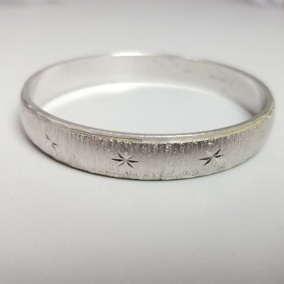 Vintage Monet Starburst Design Silver Tone Round Bangle Bracelet, Signed Estate - Picture 2 of 7